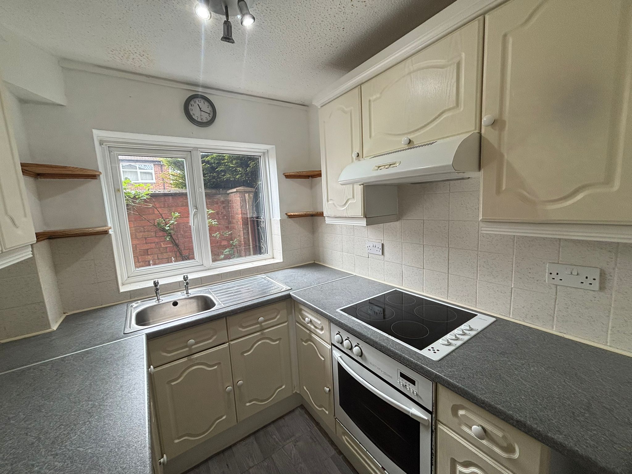 Holbein Close, Bedworth Image6